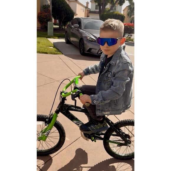 NIRVANA 90s Guitar Upcycled Distressed Denim Jacket Retro Vintage Kids Size M - Picture 4 of 11